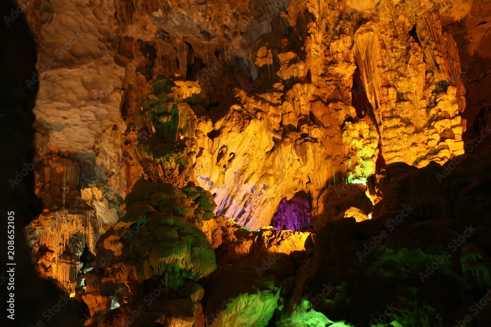 Gruta Thien Cung, Bahía de Halong, Vietnam