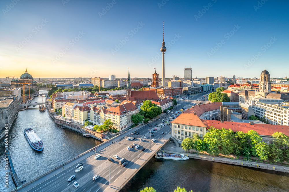 Obraz premium Berlin Mitte z widokiem na wieżę telewizyjną i Nikolaiviertel