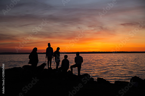 Fototapeta Naklejka Na Ścianę i Meble -  people enjoying a sunset