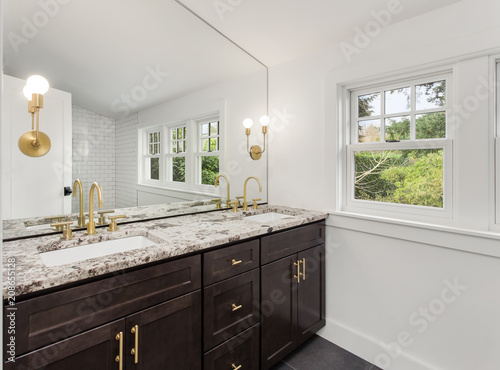 Foto Bathroom Vanity in New Home with Two Sinks and Granite Countertop