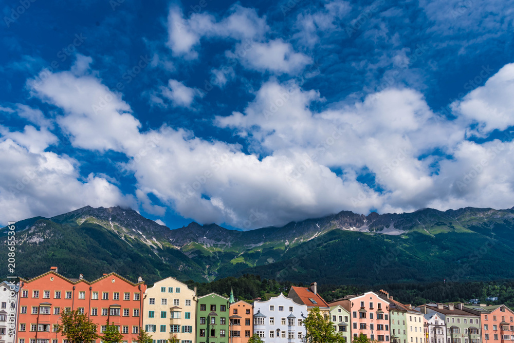 Innsbruck Mariahilf , historische Häuserzeile mit Nordkette