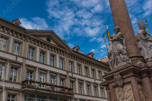 Innsbruck Rathaus mit Balkon und Annasäule Detail