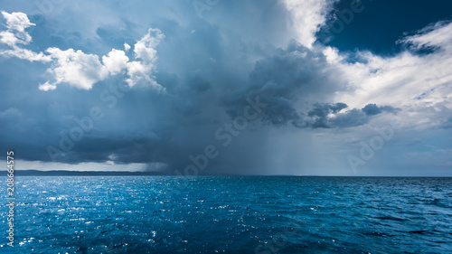 burza na morzu- biały szkwał
