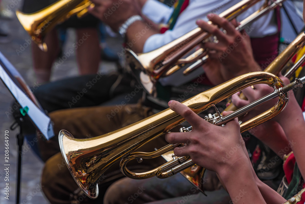 Obraz premium Trompeten beim Blasmusikkonzert, Nahaufnahme
