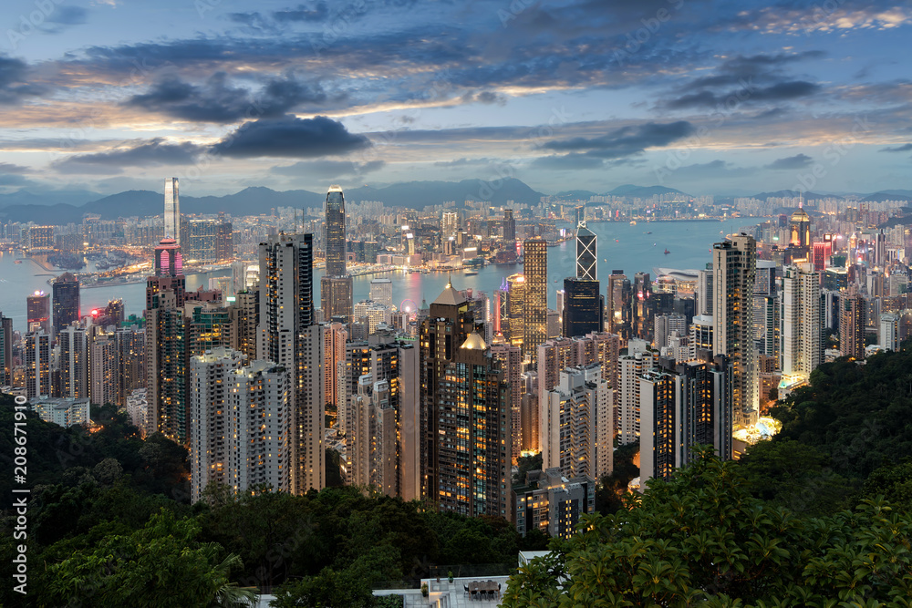 Die bunt beleuchtete Skyline von Hongkong nach Sonnenuntergang am Abend