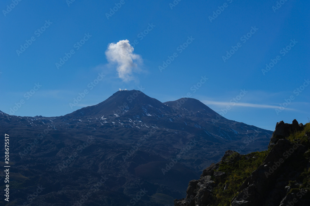 Fototapeta premium Volcan en la montaña