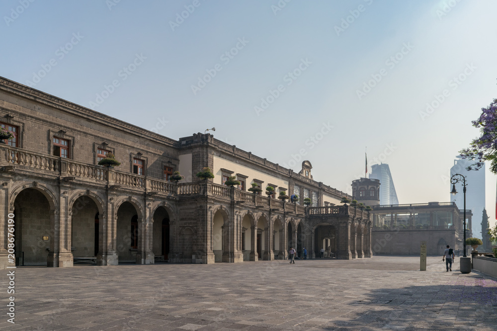 Fototapeta premium Miasto Meksyk, Meksyk. Kwiecień 2016. Zamek Chapultepec to pałac znajdujący się w Mexico City. Jest to rezydencja położona wysoko na wzgórzu Chapultepec, w środku lasu Chapultepec.