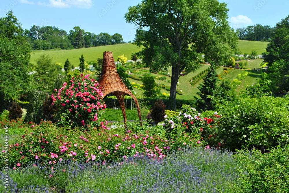 Kwitnący ogród z wiklinową altaną - obrazy, fototapety, plakaty 