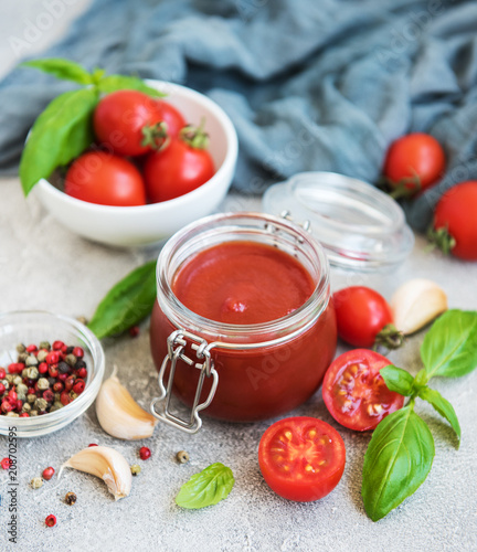Tomato sauce in a jar
