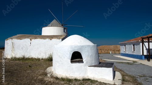 Four, moulin et maison d'habitation à Moledos, Aljezur, Algarve, Portugal photo