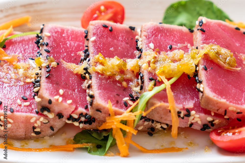 fresh tuna raw with spicy salad sauce