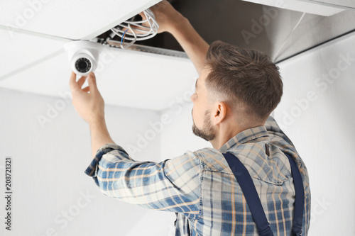 Принти на полотні Electrician installing surveillance camera