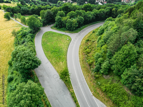 Luftbild einer Landstraße im Wald