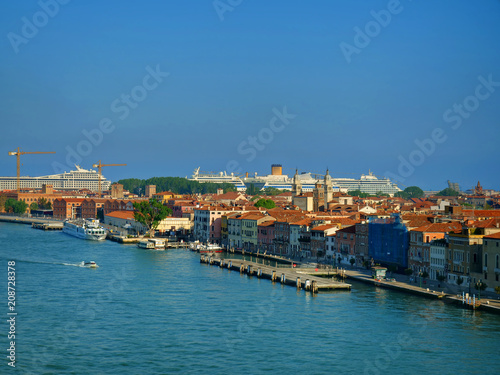 Venise, bateaux de croisière dépassant des maisons