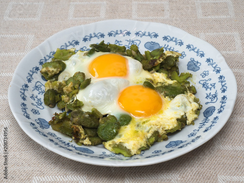 Frying broad beans with eggs