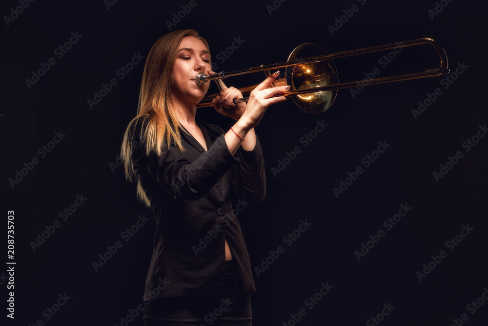 Obraz premium Jazz band performs at the club