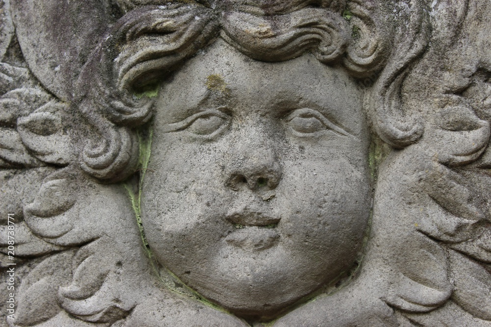 Figürlicher Fassadenschmuck, Gesichtsrelief an einer alten gothischen Kirche in Niedersachsen, Deutschland