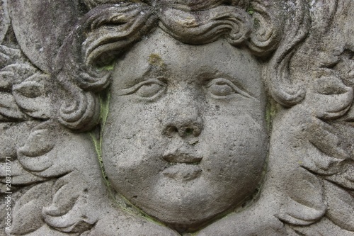 Fig  rlicher Fassadenschmuck  Gesichtsrelief an einer alten gothischen Kirche in Niedersachsen  Deutschland