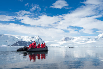 Poster Antarctica Toeristen spotten walvissen op Antarctica  © zhu difeng