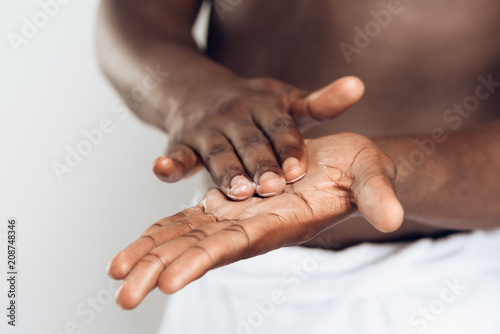 Fototapeta Naklejka Na Ścianę i Meble -  African American man smears hands