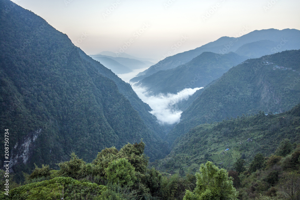 Fototapeta premium Himalaya Annapurna Trekking Wolken