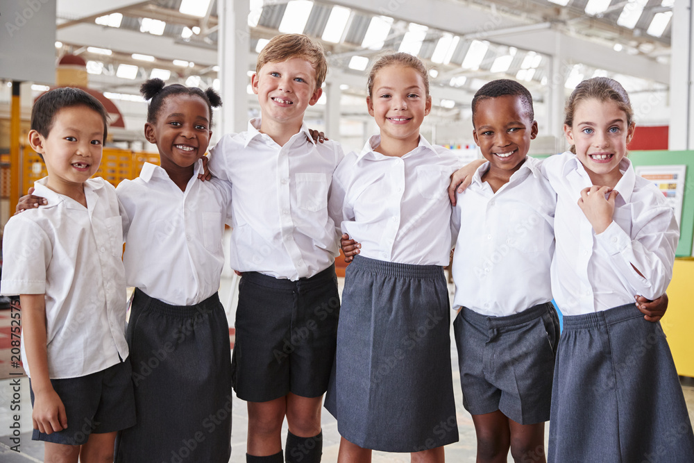 Obraz premium Classmates posing for photo at a science centre