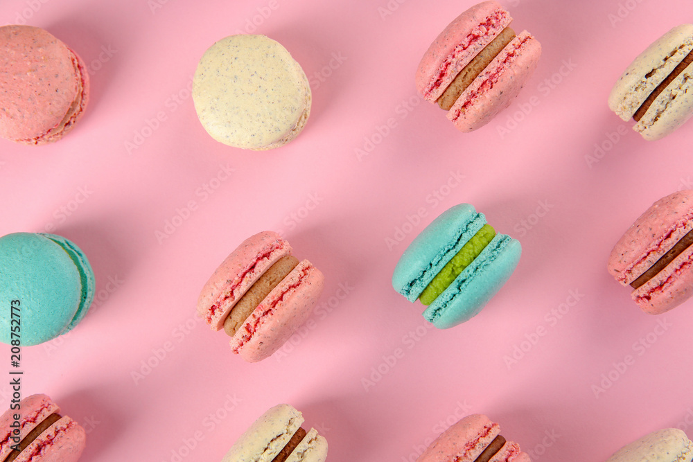 Obraz premium Delicious macarons on color background, flat lay