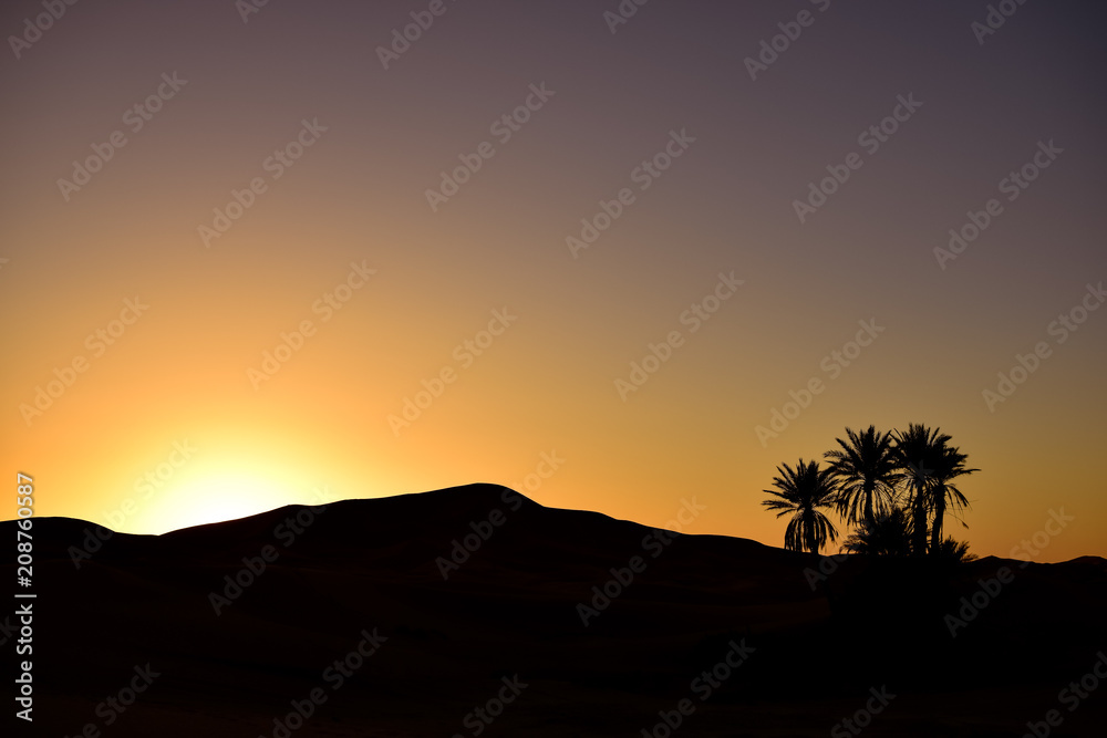 Obraz premium Contrasts in the dawn of the Sahara desert. Photograph taken somewhere in Merzouga (Morocco).