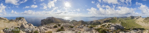 360° Panoramaaufnahme vom El Fumat über das Cap Formentor auf Mallorca fotografiert tagsüber bei Sonnenschein im September 2016
