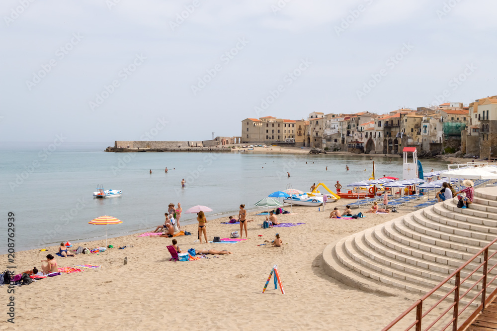 Obraz premium View of the beach of Cefalu with the old city in the background