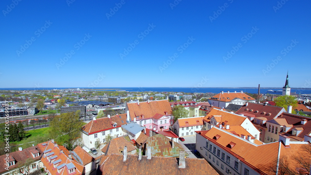 Zabudowa w estońskiej stolicy, Tallinie przy wybrzeżu morza bałtyckiego - czerwień dachów i stara architektura
