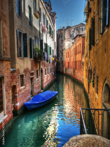 Fototapeta Niezatłoczony kanał w Wenecji i murowane domy, Włochy