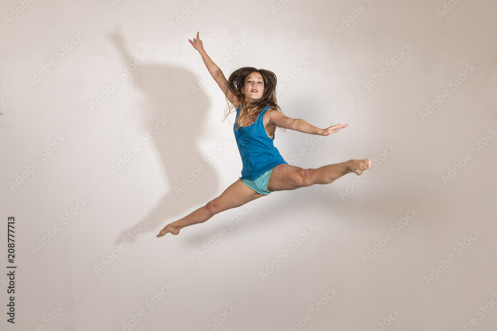 Mujer bailando danza comtemporánea en un estudio de fotografía
