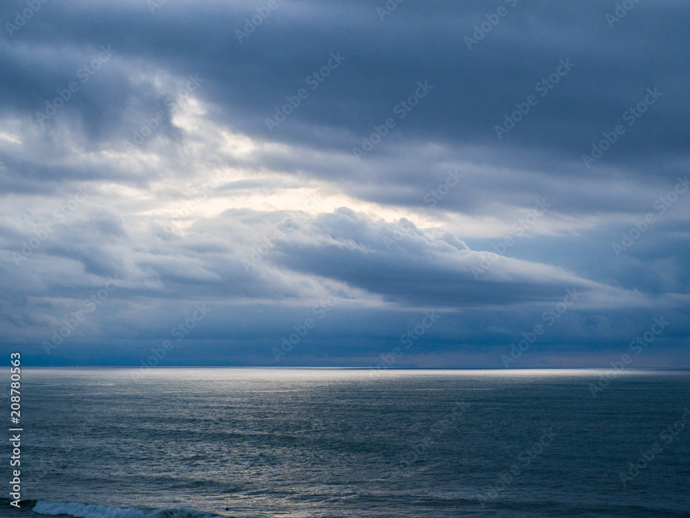 Wolkenspiel über dem Meer