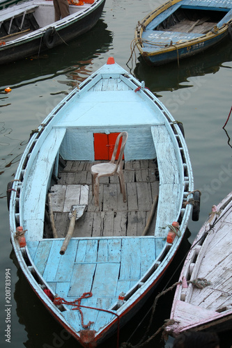 Barca en el Río Ganges desde Ghat Dasaswamedh en Benarés, India photo