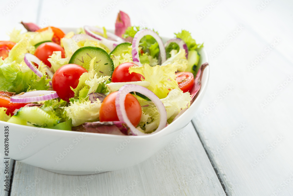 Insalata fresca con pomodori, cetrioli, cipolle, lattuga e timo Insalata fresca con pomodori, cetrioli, cipolle, lattuga e timo