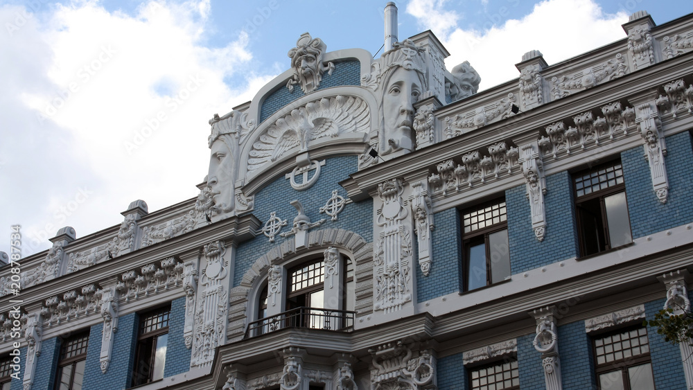 Fachada de edificio en estilo art nouveau en Riga, Letonia. Fachada de edificio en estilo art nouveau en Riga, Letonia.