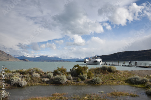 Fototapeta Naklejka Na Ścianę i Meble -  Lago Argentino en Patagonie, Argentine