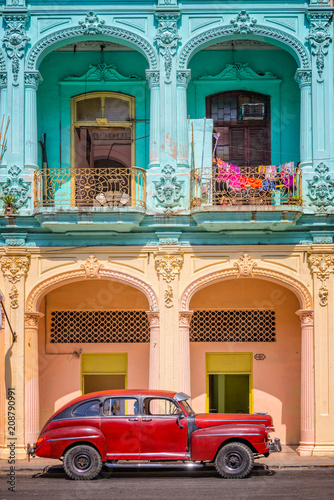 Foto Classic vintage car and colorful colonial buildings in Old Havana, Cuba