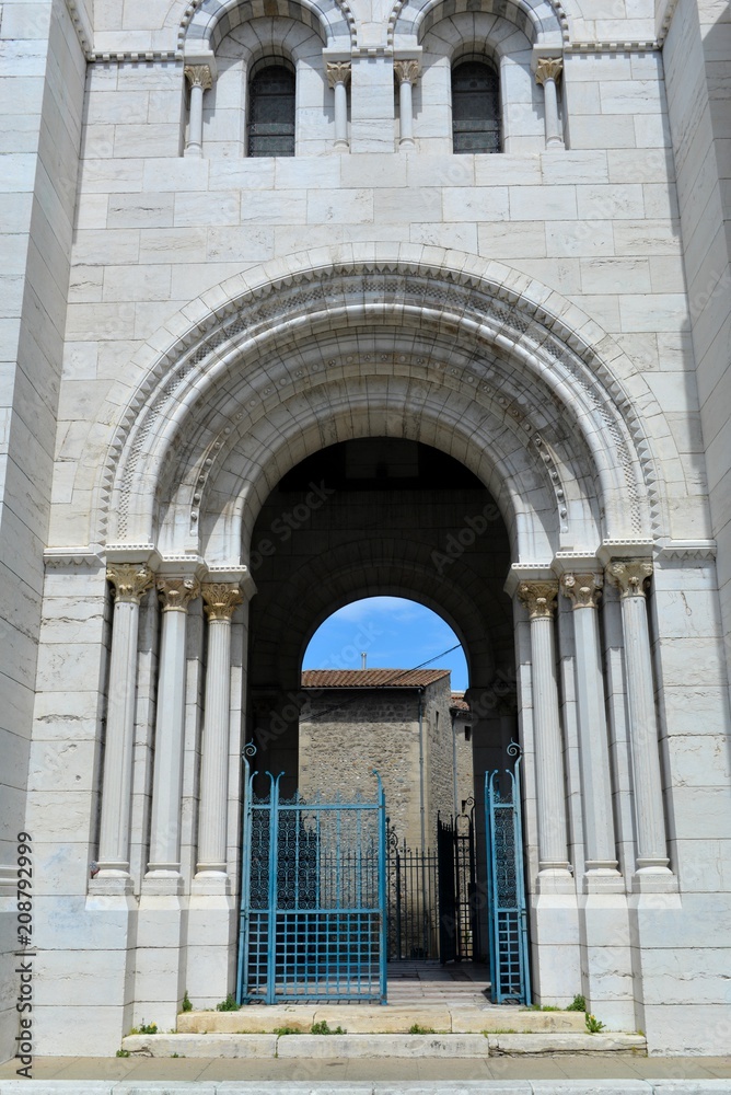 Fototapeta premium Cathédrale Saint-Apollinaire de Valence 
