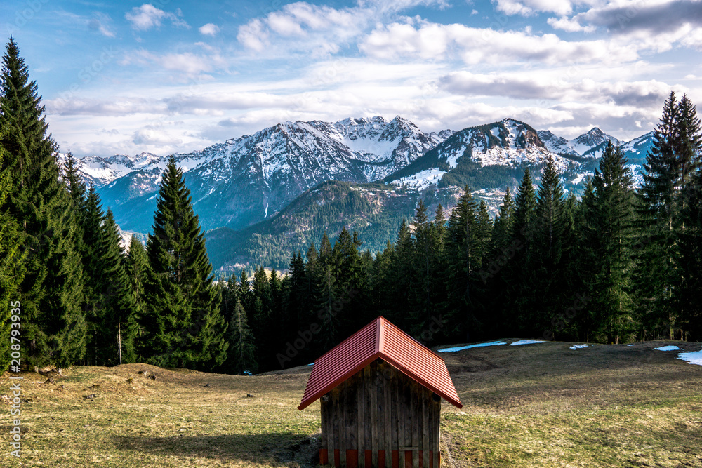 Bergkulisse in den Alpen mit Hütte