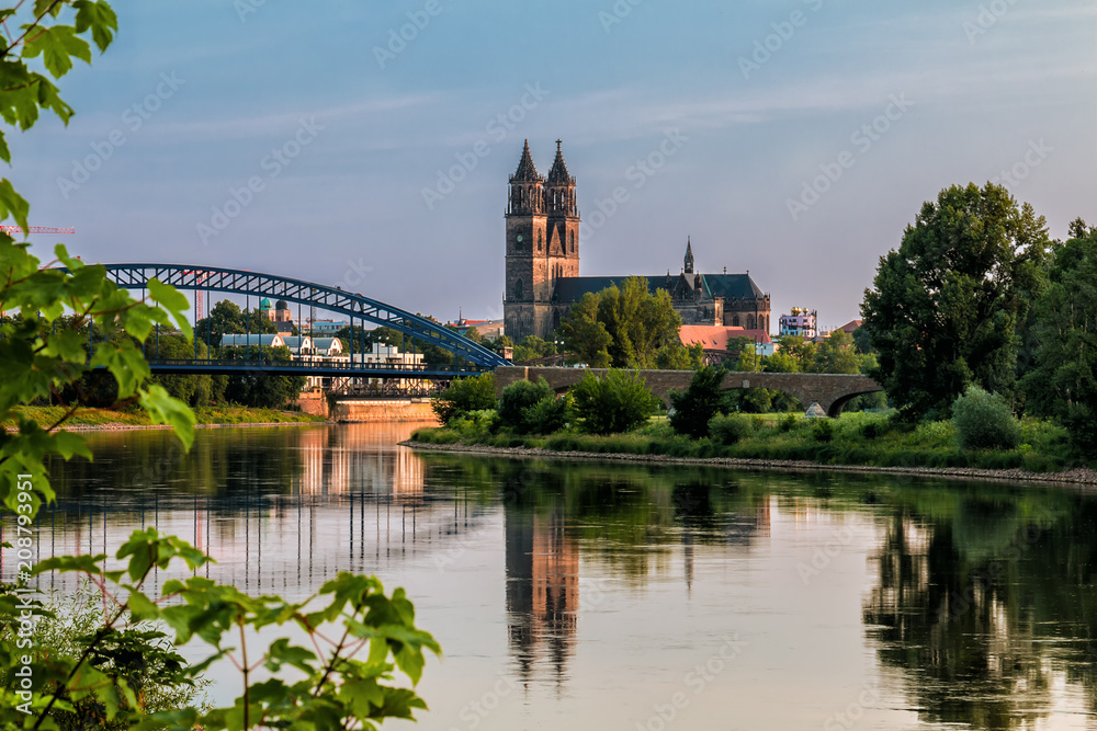 Magdeburger Dom im goldenen Morgenlicht