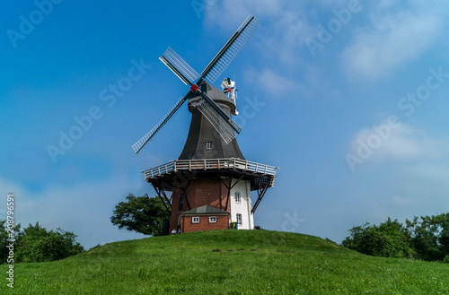 Eine ostfriesische Windmühle in Greetsiel. Ein beliebtes Ferien- und Ausflugsziel an der Nordseeküste. © JeDo