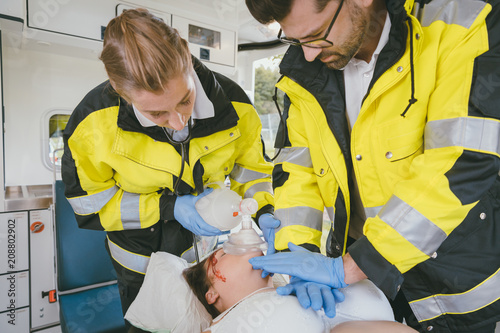 Notärzte bei Wiederbelebung von klinisch toter Frau