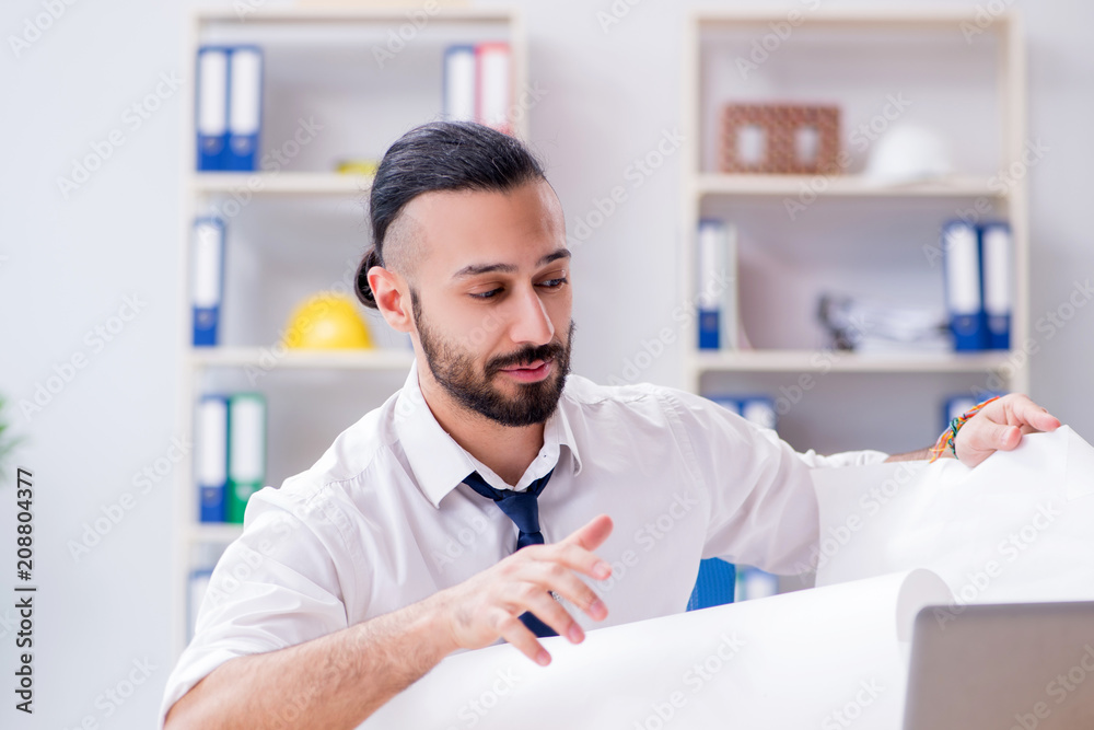 Obraz premium Architect working in his studio on new project