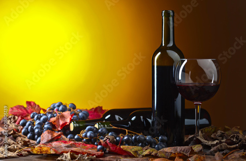 Red wine and grapes .