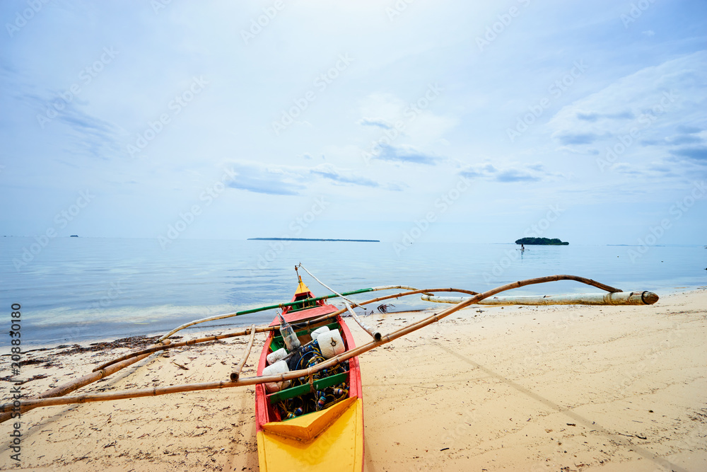 Obraz premium Beautiful landscape - tropical white sand beach with fishing boats. Siargao Island, Philippines.