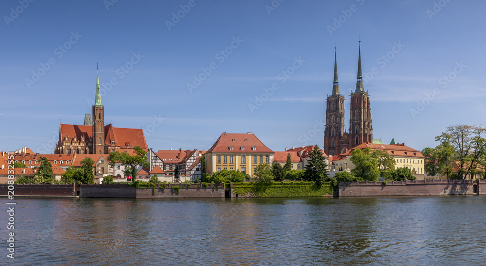 Fototapeta premium Wiosenny widok na Ostrów Tumski oraz rzekę - Wrocław, Polska