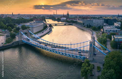 Widok z lotu ptaka na mosty, rzekę oraz zachodzące słońce - Wrocław, Polska