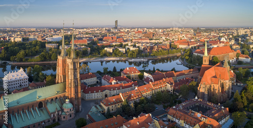 Widok z lotu ptaka na Ostrów Tumski, rzekę oraz południową część miasta - Wrocław, Polska